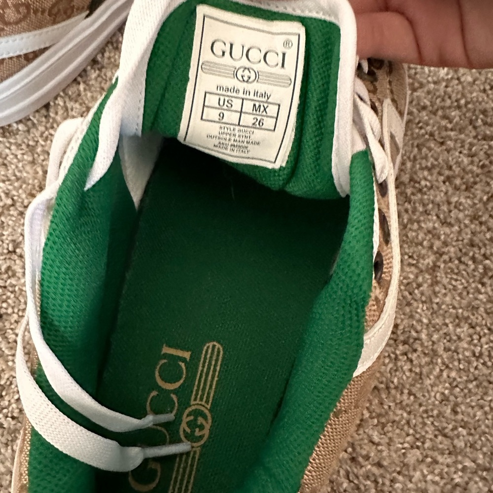 Women’s tennis shoes
